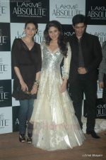 Kareena Kapoor at Manish Malhotra Show at Lakme Fashion Week 2011 Day 5 in Grand Hyatt, Mumbai on 21st Aug 2011 (3).JPG