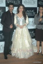 Kareena Kapoor at Manish Malhotra Show at Lakme Fashion Week 2011 Day 5 in Grand Hyatt, Mumbai on 21st Aug 2011 (5).JPG