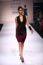 Model walks the ramp for Arjun Show at Lakme Fashion Week 2011 Day 4 in Grand Hyatt, Mumbai on 20th Aug 2011 (12).JPG