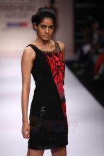 Model walks the ramp for Arjun Show at Lakme Fashion Week 2011 Day 4 in Grand Hyatt, Mumbai on 20th Aug 2011 (29).JPG