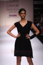 Model walks the ramp for Arjun Show at Lakme Fashion Week 2011 Day 4 in Grand Hyatt, Mumbai on 20th Aug 2011 (32).JPG