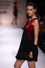 Model walks the ramp for Arjun Show at Lakme Fashion Week 2011 Day 4 in Grand Hyatt, Mumbai on 20th Aug 2011 (36).JPG