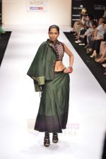Model walks the ramp for Sabah Khan Show at Lakme Fashion Week 2011 Day 5 in Grand Hyatt, Mumbai on 21st Aug 2011 (28).JPG