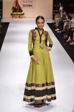 Model walks the ramp for Sabah Khan Show at Lakme Fashion Week 2011 Day 5 in Grand Hyatt, Mumbai on 21st Aug 2011 (4).JPG