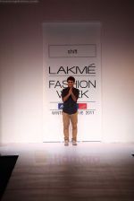 Model walks the ramp for Shift Show at Lakme Fashion Week 2011 Day 5 in Grand Hyatt, Mumbai on 21st Aug 2011 (1).JPG