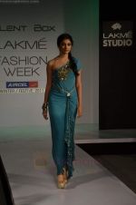 Model walks the ramp for Smriti Gupta Show at Lakme Fashion Week 2011 Day 5 in Grand Hyatt, Mumbai on 21st Aug 2011 (2).JPG
