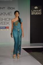 Model walks the ramp for Smriti Gupta Show at Lakme Fashion Week 2011 Day 5 in Grand Hyatt, Mumbai on 21st Aug 2011 (3).JPG