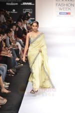 Model walks the ramp for Vivek Kumar Show at Lakme Fashion Week 2011 Day 5 in Grand Hyatt, Mumbai on 21st Aug 2011 (7).JPG