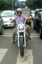 Vishal Dadlani snapped on his bike on a busy road in Mumbai on 22nd Aug 2011 (17).JPG