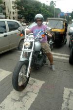 Vishal Dadlani snapped on his bike on a busy road in Mumbai on 22nd Aug 2011 (3).JPG
