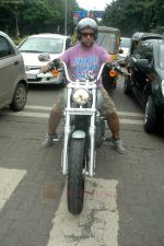 Vishal Dadlani snapped on his bike on a busy road in Mumbai on 22nd Aug 2011 (8).JPG