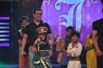 Salman Khan on the sets of Sa Re Ga Ma Lil Champs in Famous Studio on 23rd Aug 2011 (107).JPG