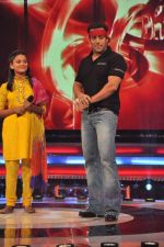 Salman Khan on the sets of Sa Re Ga Ma Lil Champs in Famous Studio on 23rd Aug 2011 (95).JPG
