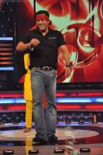 Salman Khan on the sets of Sa Re Ga Ma Lil Champs in Famous Studio on 23rd Aug 2011 (98).JPG