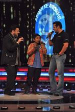 Salman Khan, Adnan Sami on the sets of Sa Re Ga Ma Lil Champs in Famous Studio on 23rd Aug 2011 (92).JPG
