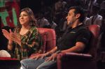 Salman Khan, Alka Yagnik on the sets of Sa Re Ga Ma Lil Champs in Famous Studio on 23rd Aug 2011 (44).JPG