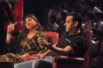 Salman Khan, Alka Yagnik on the sets of Sa Re Ga Ma Lil Champs in Famous Studio on 23rd Aug 2011 (57).JPG