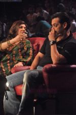 Salman Khan, Alka Yagnik on the sets of Sa Re Ga Ma Lil Champs in Famous Studio on 23rd Aug 2011 (58).JPG