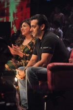 Salman Khan, Alka Yagnik on the sets of Sa Re Ga Ma Lil Champs in Famous Studio on 23rd Aug 2011 (65).JPG