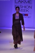 Model walk the ramp for Pero By Aneeth Arora show at Lakme Fashion Week 2011 on 20th Aug 2011 (13).JPG