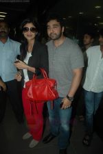 Shilpa Shetty, Raj Kundra snapped at International Airport, Mumbai on 27th Aug 2011 (18).JPG