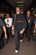 Amitabh Bachchan snapped with designer sling  in International Airport, Mumbai on 30th Aug 2011 (11).JPG