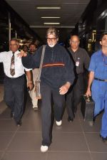 Amitabh Bachchan snapped with designer sling  in International Airport, Mumbai on 30th Aug 2011 (8).JPG