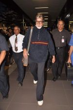 Amitabh Bachchan snapped with designer sling  in International Airport, Mumbai on 30th Aug 2011 (9).JPG