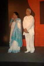 Asha Bhosle, Pyarelal at the Chevrolet GIMA Awards 2011 Voting Meet in Mumbai on 30th Aug 2011 (57).JPG