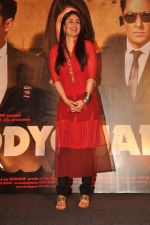 Kareena Kapoor honours various Bolywood stars bodyguards in Taj Land_s End on 30th Aug 2011 (18).JPG