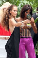 Minka Kelly on sets of Charlie_s Angels in Miami on 31st August 2011 (4).jpg