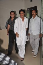 Shahrukh Khan celebrates eid with media at home on 31st Aug 2011 (44).JPG