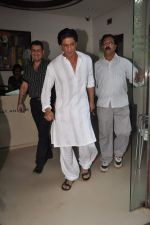Shahrukh Khan celebrates eid with media at home on 31st Aug 2011 (45).JPG