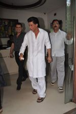 Shahrukh Khan celebrates eid with media at home on 31st Aug 2011 (46).JPG