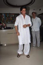 Shahrukh Khan celebrates eid with media at home on 31st Aug 2011 (47).JPG