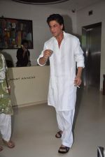 Shahrukh Khan celebrates eid with media at home on 31st Aug 2011 (7).JPG