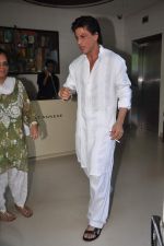 Shahrukh Khan celebrates eid with media at home on 31st Aug 2011 (8).JPG