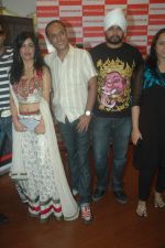 Shibani Kashyap, Ramji Gulati at the launch of Prashant Shirsat_s album Deva o Deva in Provogue lounge on 1st Sept 2011 (12).JPG