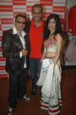 Shibani Kashyap, Siddharth Kannan, Taz at the launch of Prashant Shirsat_s album Deva o Deva in Provogue lounge on 1st Sept 2011 (44).JPG