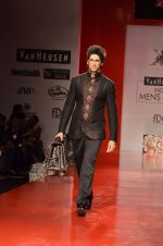 Model walk the ramp for Arjun Khanna at Van Heusen India Mens Week Day 1 on 2nd Sept 2011 (52).JPG