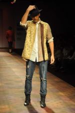Model walk the ramp for Krishna Mehta at Van Heusen India Mens Week Day 2 on 3rd Sept 2011 (70).JPG