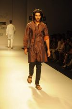 Model walk the ramp for Rajvi Mohan at Van Heusen India Mens Week Day 2 on 3rd Sept 2011 (23).JPG