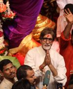 Amitabh Bachchan visits Lalbaug cha Raja Ganesha in Mumbai on 5th Sept 2011 (1).JPG