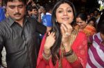Shilpa Shetty, Raj Kundra visits Chinchpokli Ganpati pandal in Mumbai on 5th Sept 2011 (15).JPG