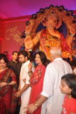 Shilpa Shetty, Raj Kundra visits Chinchpokli Ganpati pandal in Mumbai on 5th Sept 2011 (3).JPG