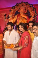 Shilpa Shetty, Raj Kundra visits Chinchpokli Ganpati pandal in Mumbai on 5th Sept 2011 (9).JPG
