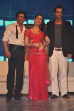 Kareena Kapoor, Shahrukh Khan, Arjun Rampal at the audio release of Ra.One in Filmcity, Mumbai on 12th Sept 2011 (168).JPG