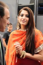 Sonam Kapoor on the sets of India_s Got Talent in Filmcity, Mumbai on 17th Sept 2011 (47).JPG
