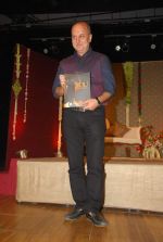 Anupam Kher at Pallavi Gupta book launch bsaed on Sadhguru Jaggi Vasudev_s life in Dadar on 20th Sept 2011 (17).JPG