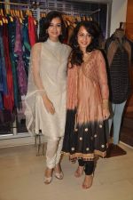 Auritra Ghosh, Dia Mirza at Ritu Kumar store in Phoneix Mill on 21st Sept 2011 (10).JPG
